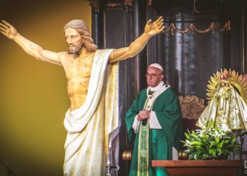 El papa Francisco, entre la imagen de Jesús y la Virgen de la Caridad del Cobre, el 20 de septiembre de 2015 en la histórica misa celebrada en la Plaza de la Revolución de La Habana, ante casi un millón de personas. Foto: Kaloian / Archivo.