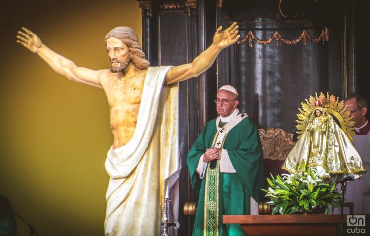 El papa Francisco, entre la imagen de Jesús y la Virgen de la Caridad del Cobre, el 20 de septiembre de 2015 en la histórica misa celebrada en la Plaza de la Revolución de La Habana, ante casi un millón de personas. Foto: Kaloian / Archivo.