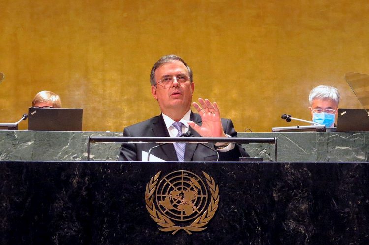 Fotografía cedida por la Secretaría de Relaciones Exteriores (SRE), donde aparece el canciller mexicano, Marcelo Ebrard, durante su intervención en la Organización de las Naciones Unidas (ONU), en Nueva York (Estados Unidos). Foto: EFE/ Secretaría de Relaciones Exteriores.