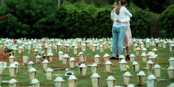 Dos mujeres lloran durante el entierro de una víctima de la COVID-19, en el cementerio de Campo da Esperança en la ciudad de Brasilia (Brasil). Foto: EFE/Joédson Alves/Archivo.