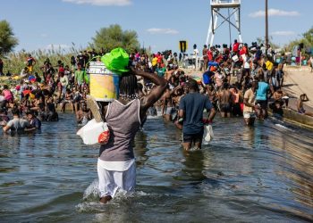 Un grupo de haitianos fuerza su ingreso a Estados Unidos. | Foto: AP