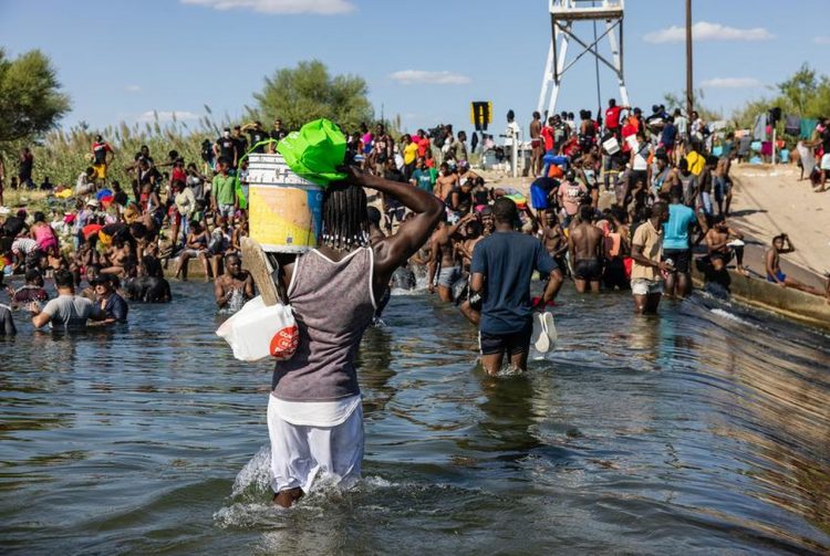 Un grupo de haitianos fuerza su ingreso a Estados Unidos. | Foto: AP