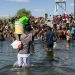 Un grupo de haitianos fuerza su ingreso a Estados Unidos. | Foto: AP