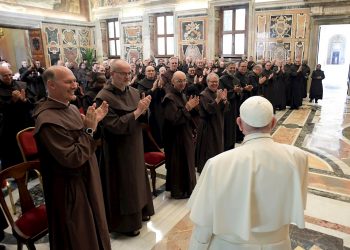 Francisco ante los participantes en el Capítulo General de la Orden de los Frailes Carmelitas Descalzos recibidos en audiencia en el Vaticano. Foto: Efe.