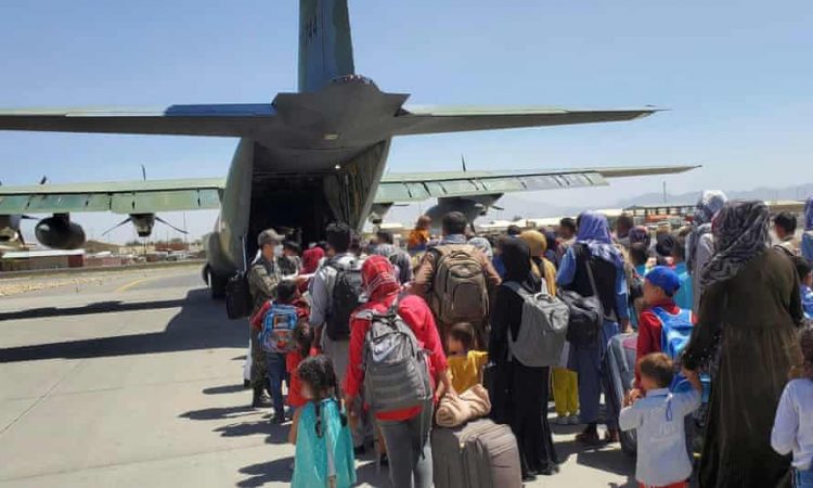 Afganos abandonando la capital en un C-17. Foto: The Guardian.