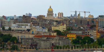 El Capitolio Nacional y otras edificaciones vistas desde en Cristo de La Habana, al que se puede acceder en la lanchita que atraviesa la había habanera. Foto: Otmaro Rodríguez.