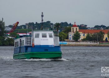 Travesía de la lanchita desde Regla hasta el Muelle de Luz, en La Habana. Foto: Otmaro Rodríguez.