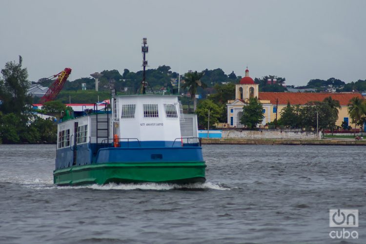 Travesía de la lanchita desde Regla hasta el Muelle de Luz, en La Habana. Foto: Otmaro Rodríguez.