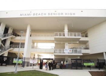 Imagen de la entrada de la escuela secundaria de Miami-Beach. Foto: Twitter / Archivo.