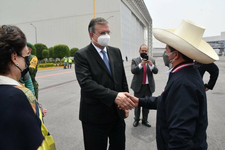 El canciller Marcelo Ebrard recibe al presidente de Perú, Pedro Castillo Terrones, quien asistirá a la VI Cumbre de la Celac. Foto: Twitter @SRE_mx.