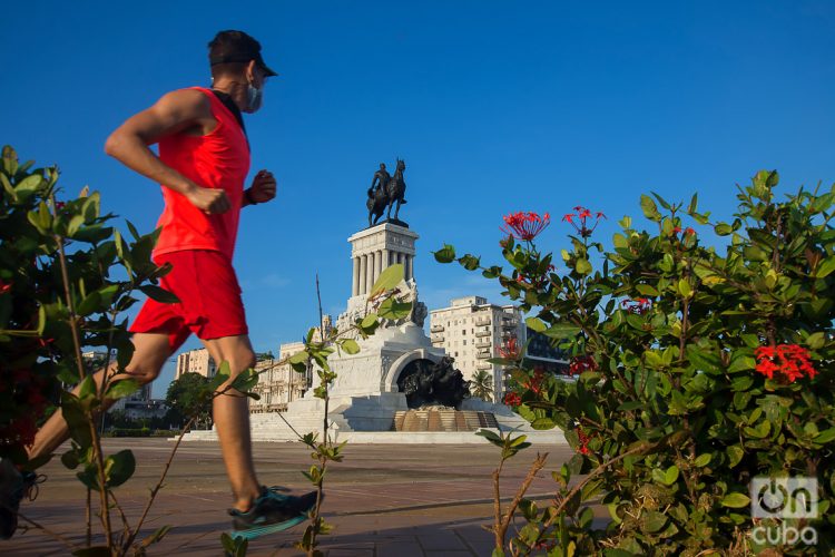 Muchas personas practican deporte en el área del Monumento a Máximo Gómez. Foto: Otmaro Rodríguez.