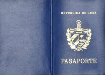 Pasaporte cubano analizado como parte de la investigación de tráfico de migrantes. Foto: Ministerio del Interior de Uruguay vía radiomontecarlo.com.uy