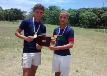 York y John González Buchana, futbolistas nacidos en Minas, Camagüey. Foto: periódico Adelante.