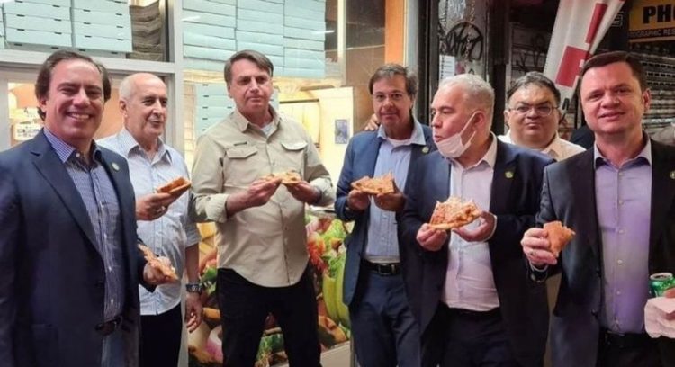 El presidente Bolsonaro comiendo pizza en una calle de Nueva York. | Foto: Instagram