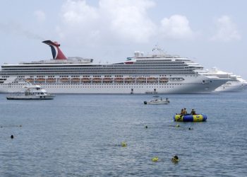 La industria de cruceros del sur de Florida logró imponerse a la prohibición del gobernador DeSantis de pedir a los pasajeros pruebas de vacunación anticovid. La ley entra en vigor próximamente, pero aun así la industria sigue amenazada multas. Foto: Carnival Cruises / Archivo.