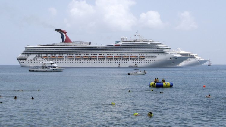 La industria de cruceros del sur de Florida logró imponerse a la prohibición del gobernador DeSantis de pedir a los pasajeros pruebas de vacunación anticovid. La ley entra en vigor próximamente, pero aun así la industria sigue amenazada multas. Foto: Carnival Cruises / Archivo.