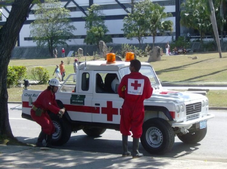 Fuerzas de la Cruz Roja en Santiago de Cuba, única provincia que no procesó muestras el martes por problemas en su laboratorio. Foto: Carlos A. Gonce Socías/Cmkc