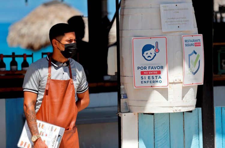 Un trabajador de un restaurante, en La Habana, tras la reapertura de sus servicios en mesa como parte de la nueva desescalada en Cuba. Foto: Ernesto Mastrascusa / EFE.