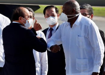 El presidente de Vietnam, Nguyen Xuan Phuc (i), saluda al vicepresidente de Cuba, Salvador Valdés Mesa, a su llegada al aeropuerto internacional José Martí de La Habana, el sábado 18 de septiembre de 2021. Foto: Ernesto Mastrascusa / EFE.