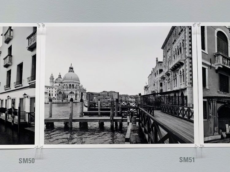 Detalle de la exposición fotográfica "Hypervenezia", en la que el arquitecto y fotógrafo Mario Peliti documenta en blanco y negro la ciudad de Venecia, y que coincide con otra gran muestra en el Palacio Ducal que exhibe los diversos renacimientos que ha experimentado la ciudad de los canales. Foto: Javier María Alonso / EFE.