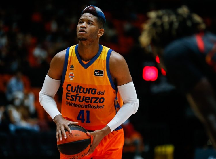 El baloncestista cubano Jasiel Rivero, con el uniforme del Valencia Basket Club, de España. Foto: @valenciabasket / Twitter / Archivo.