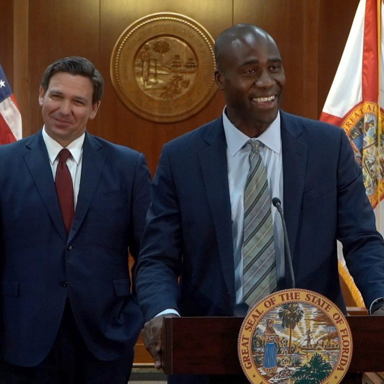 El doctor Joseph Ladapo (der.) junto al gobernador Ron DeSantis. | Foto: Oficina del Gobernador Florida.