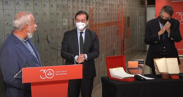 Leonardo Padura y Sergio Ramírez, el lunes 13 de septiembre en el Instituto Cervantes. Foto: captura de pantalla de la transmisión del evento por el canal de YouTube de la institución.