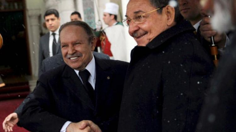 Abdelaziz Bouteflika recibe a Raúl Castro en Argelia, durante su visita de 2009. Foto: Minrex.