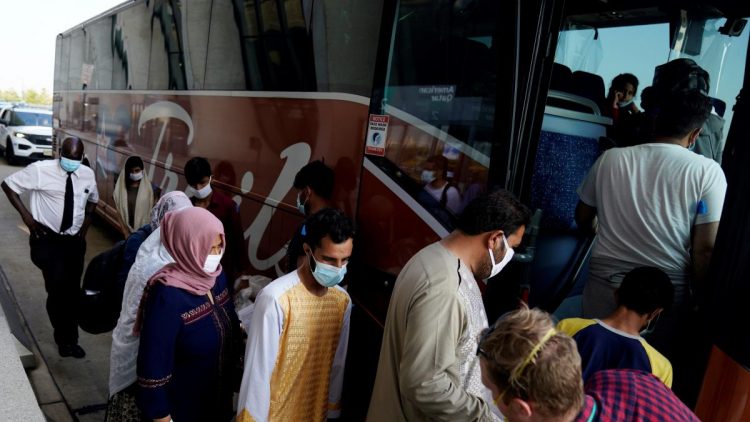 Un grupo de refugiados afganos arriba al aeropuerto de Washington DC. | Foto: EFE