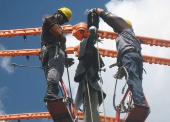 Trabajadores de la Unión Eléctrica de Cuba. Foto: perfil de Facebook de la empresa.