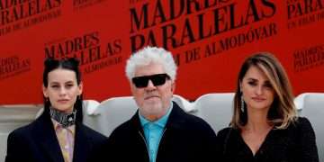 El director de cine español Pedro Almodóvar (c) posa con las actrices Penélope Cruz (d) y Milena Smit (i) durante la presentación de 'Madres paralelas' en el Hotel Ritz de Madrid. Foto: Emilio Naranjo / EFE.