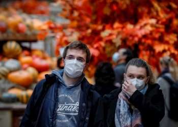 Personas usan mascarillas como protección ante el coronavirus en Rusia. Foto: Yuri Kochetkov / EFE.