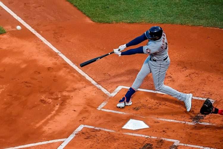 Yordan Álvarez sigue impactando con su madero. Foto: EFE.