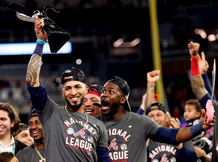 Guillermo Heredia (derecha) celebra el pase de Atlanta a la Serie Mundial, la primera que disputará en su carrera. Foto: Erik S. Lesser/EFE.