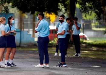 Estudiantes vuelven a los centros educativos para asistir a clase presenciales hoy, en La Habana (Cuba). Foto: EFE/ Ernesto Mastrascusa.