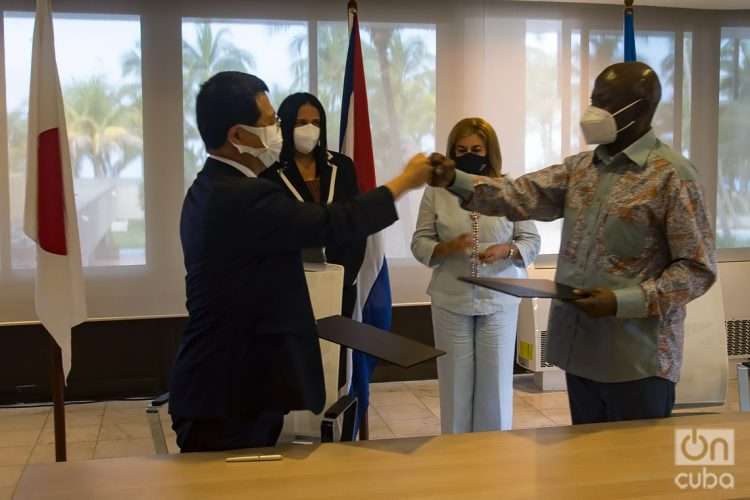 El embajador de Japón en Cuba, Kenji Hirata (izq), y el Dr. Brandão Gomes Có, representante de Unicef en la Isla, se saludan tras la firma de un proyecto conjunto para el fortalecimiento de la capacidad sanitaria de Cuba para enfrentar la COVID-19, el 27 de octubre de 2021 en La Habana. Foto: Otmaro Rodríguez.