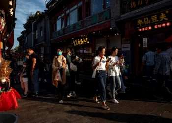 Personas caminando por las tiendas de la zona de Shichahai, en Pekín, China. Foto: Roman Pilipey / EFE.