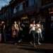 Personas caminando por las tiendas de la zona de Shichahai, en Pekín, China. Foto: Roman Pilipey / EFE.