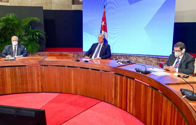 El presidente cubano Miguel Díaz-Canel (c), junto al viceprimer ministro Ricardo Cabrisas (izq) y al Canciller de la Isla, Bruno Rodríguez (der) participan de forma virtual en Consejo Supremo Económico Euroasiático. Foto: @PresidenciaCuba/Twitter.