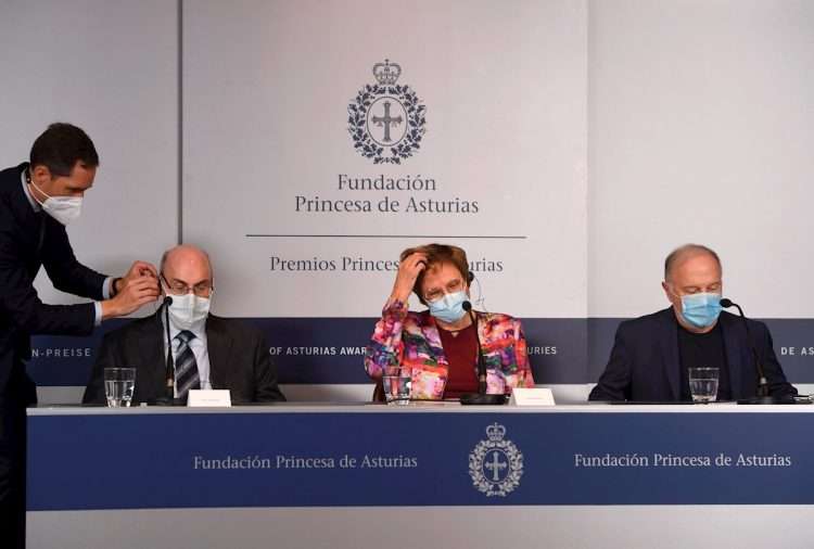 La bióloga Katalin Karikó (c), el bioquímico Philip Felgner (i) y el inmunólogo Drew Weissman (d) explican en rueda de prensa sus investigaciones para el desarrollo de algunas de las vacunas contra la COVID-19, que les han hecho merecedores del Premio Princesa de Asturias de Investigación Científica y Técnica 2021, este lunes en Oviedo. Foto: EFE/Eloy Alonso.