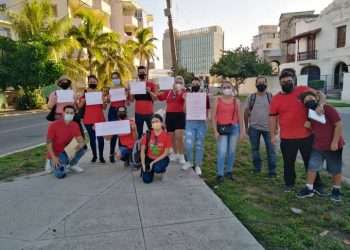 Cubanos reclaman en La Habana el reinicio de los servicios consulares de EE.UU. en Cuba, el 5 de octubre de 2021. Foto: @Mayelin60073369 / Twitter.