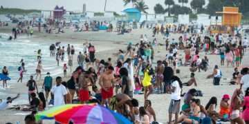 Personas en Miami Beach, Florida. Foto: Cristóbal Herrera Ulashkevich / EFE / Archivo.