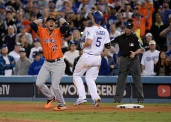 Yulieski Gurriel se lleva las manos a la cabeza tras sacar el último out de la Serie Mundial del 2017 contra los Dodgers. Foto: Gary A. Vasquez/USA Today Sports.