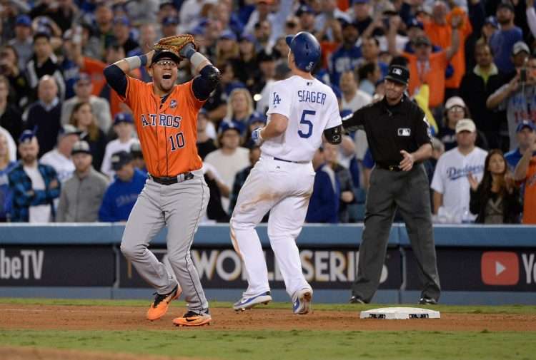 Yulieski Gurriel se lleva las manos a la cabeza tras sacar el último out de la Serie Mundial del 2017 contra los Dodgers. Foto: Gary A. Vasquez/USA Today Sports.