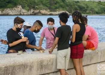 Un grupo de adolescentes en el Malecón de La Habana, tras su reapertura a la población. Foto: Otmaro Rodríguez.