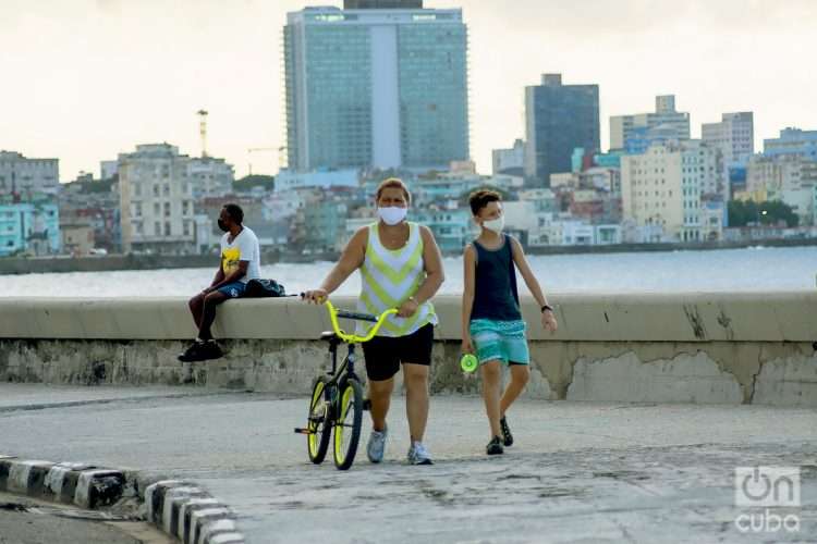 Personas en el malecón de La Habana. Foto: Otmaro Rodríguez.