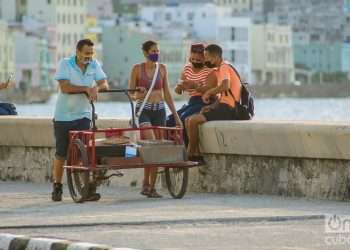 Personas en el malecón de La Habana, tras el inicio de la desescalada en la ciudad. Foto: Otmaro Rodríguez.