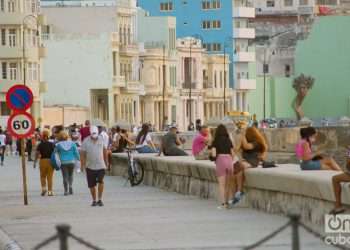 Personas en el malecón de La Habana. Foto: Otmaro Rodríguez.