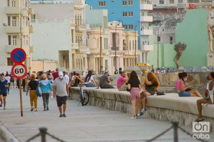 Personas en el malecón de La Habana. Foto: Otmaro Rodríguez.