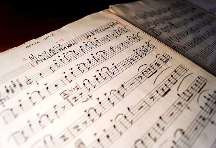 Fotografía cedida por las bibliotecas de la Universidad Internacional de Florida (FIU Libraries) donde se muestra la partitura de la canción "Mangüé" (Pregón-Mambo) de Celia Cruz. Foto: EFE/ Michel Andre/ FIU Libraries.